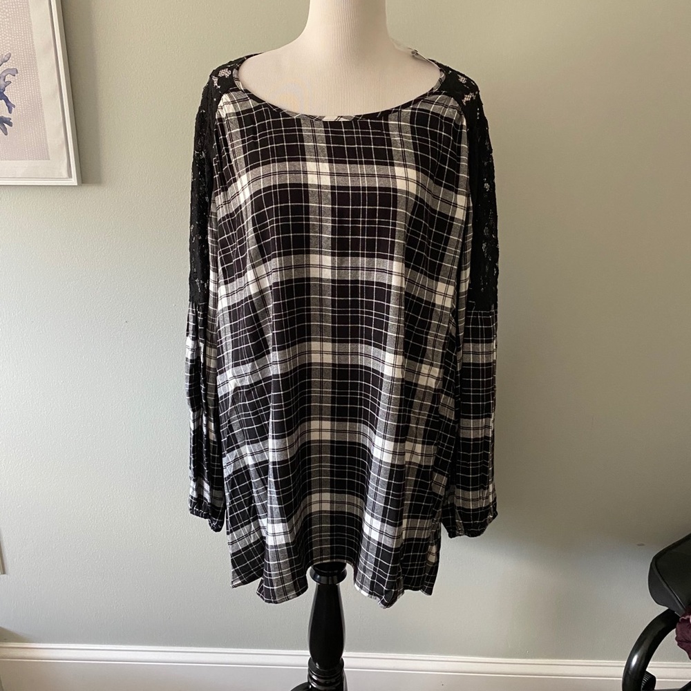 Lane Bryant black & White blouse size 26/28 NWT